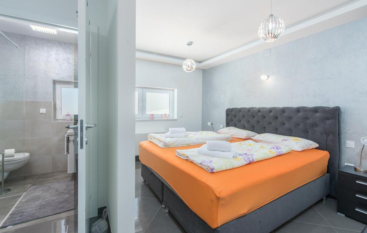 Modern Apartments With Shared Pool Near The Sea Pula Exteriér fotografie