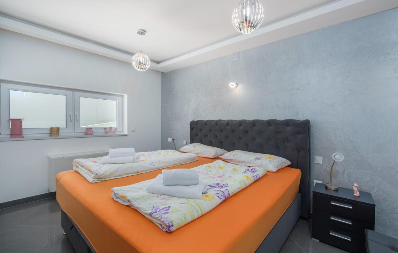 Modern Apartments With Shared Pool Near The Sea Pula Exteriér fotografie